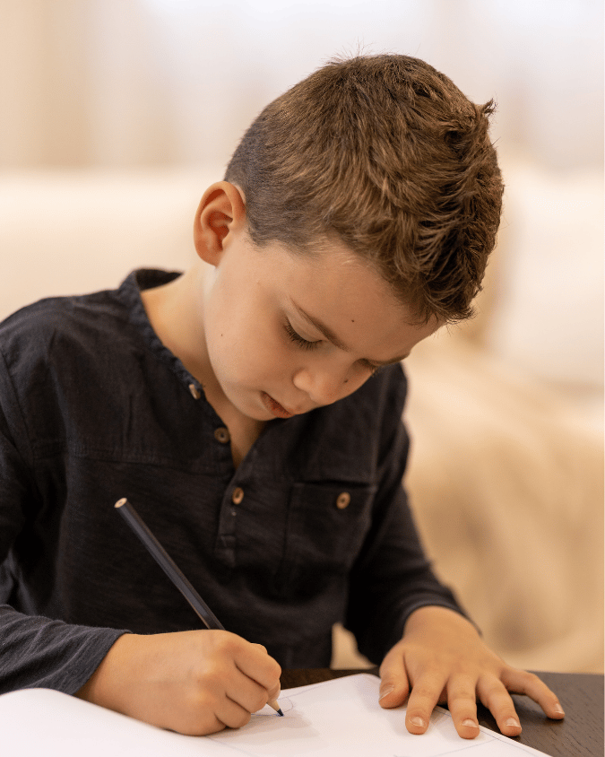 enfant qui écrit